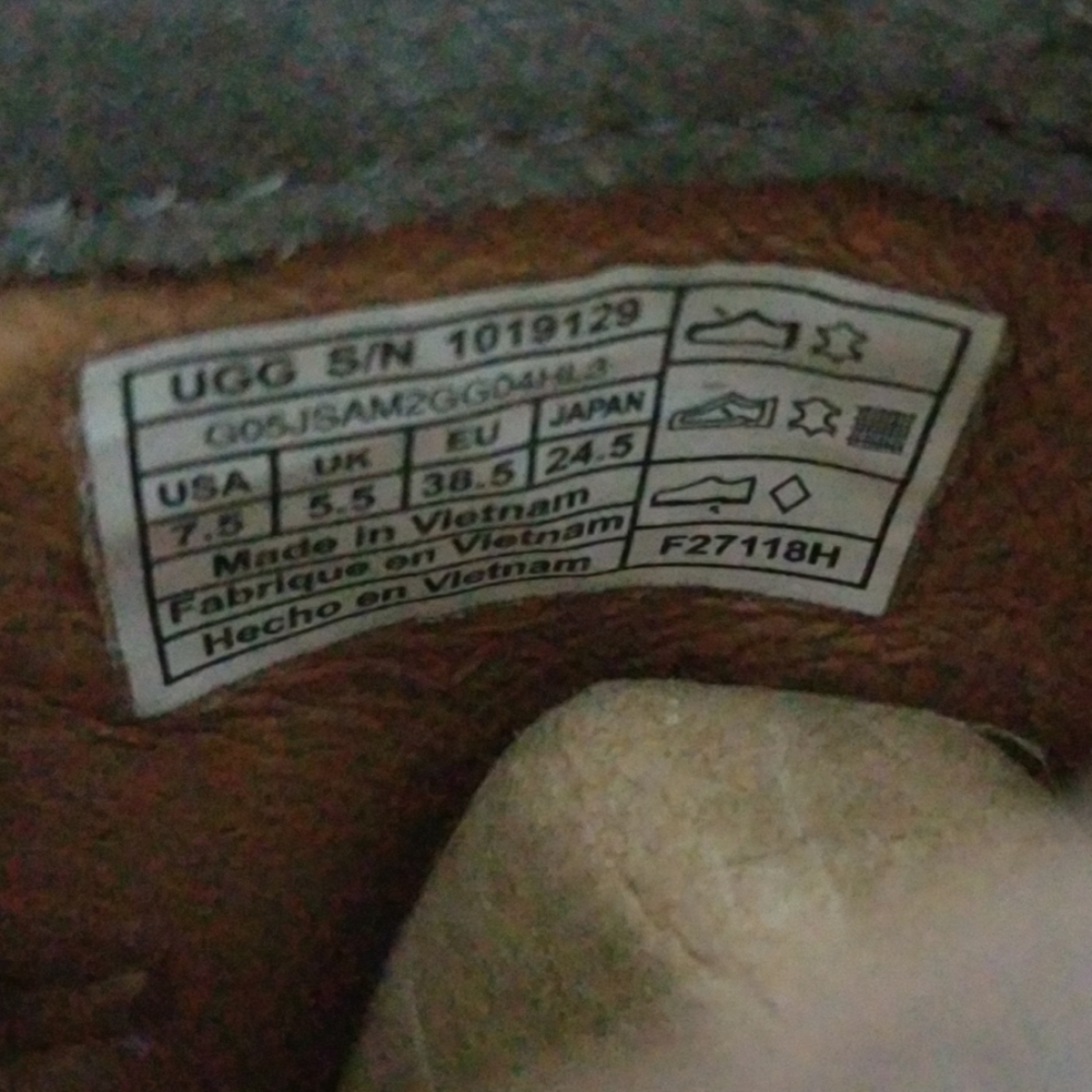 New Ugg Reid Suede Bootie - Picture 7 of 7